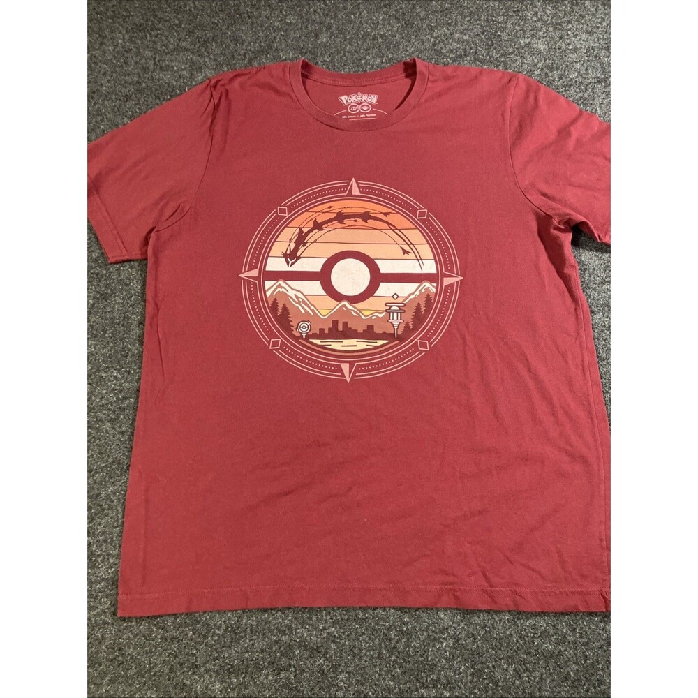 Pokémon GO Fest 2023 Burgundy Graphic Poké Ball Logo Crew Neck T-Shirt Men’s XL